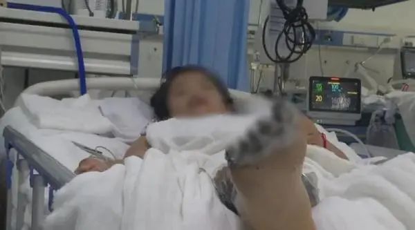 玩手机 手脚竟被电肿！