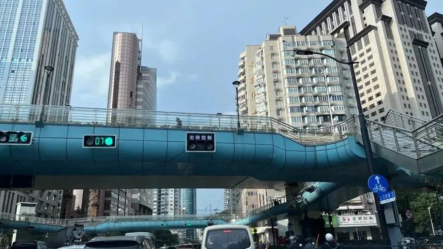 上海不少司机困惑：右转信号灯为何不亮绿灯？市公安交警总队解释→
