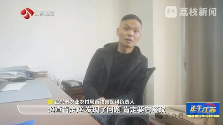 牛肉放地上切割,血水洒落一地……屠宰场无证居然偷着干,现场不堪入目! 牛肉放地上切割,血水洒落一地……屠宰场无证居然偷着干,现场不堪入目!