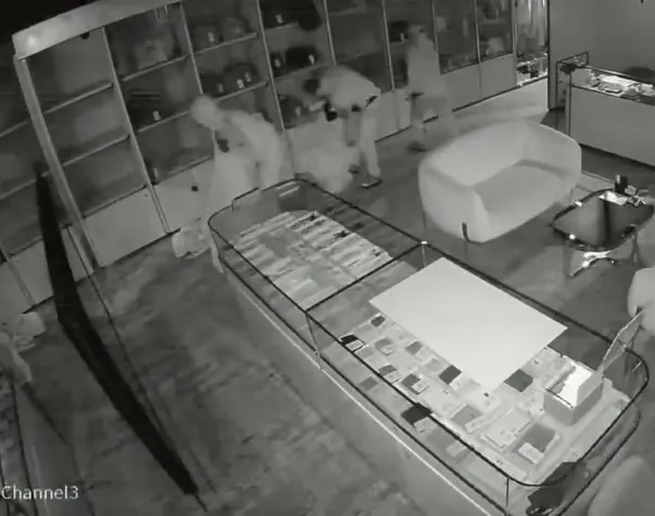 香港一奢侈品店66个名牌包被窃 总价约1000万港元