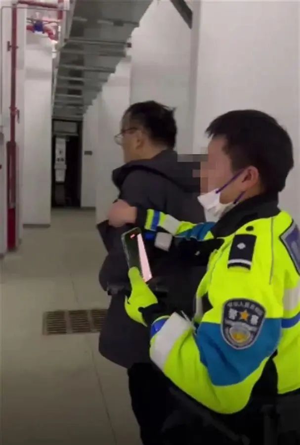 河南信阳一副镇长开套牌车还打人?当地通报:行拘! 河南信阳一副镇长开套牌车还打人?当地通报:行拘!