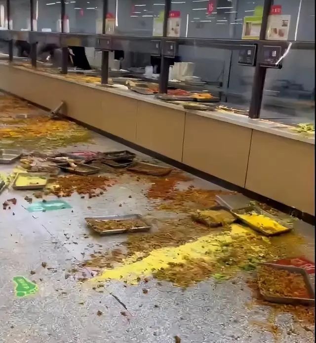 食堂阿姨“大战”将饭菜扔了一地！合肥工业学校通报：2人被暂停工作