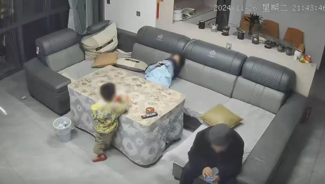 玩手机 手脚竟被电肿！