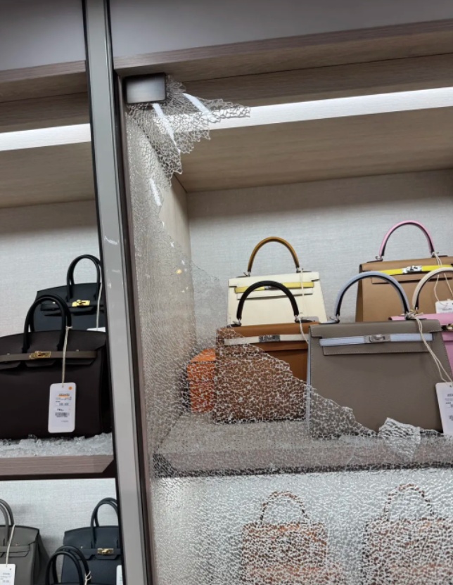 香港一奢侈品店66个名牌包被窃 总价约1000万港元