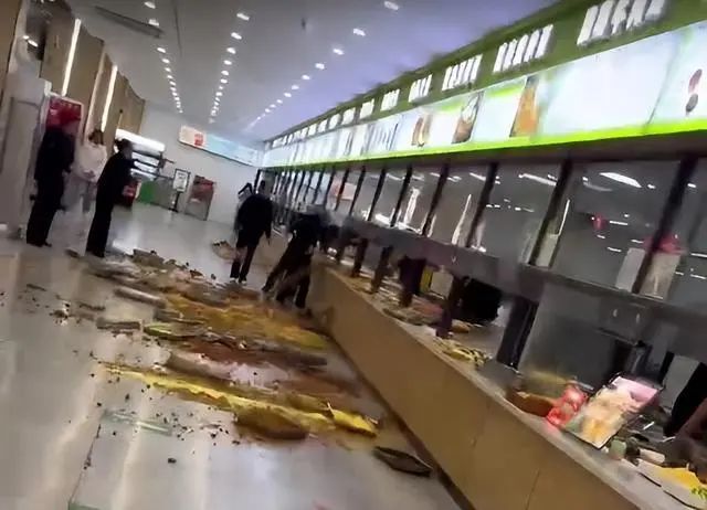 食堂阿姨“大战”将饭菜扔了一地！合肥工业学校通报：2人被暂停工作