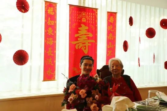 黄晓明发文：这是她最后一次紧紧攥着我的手