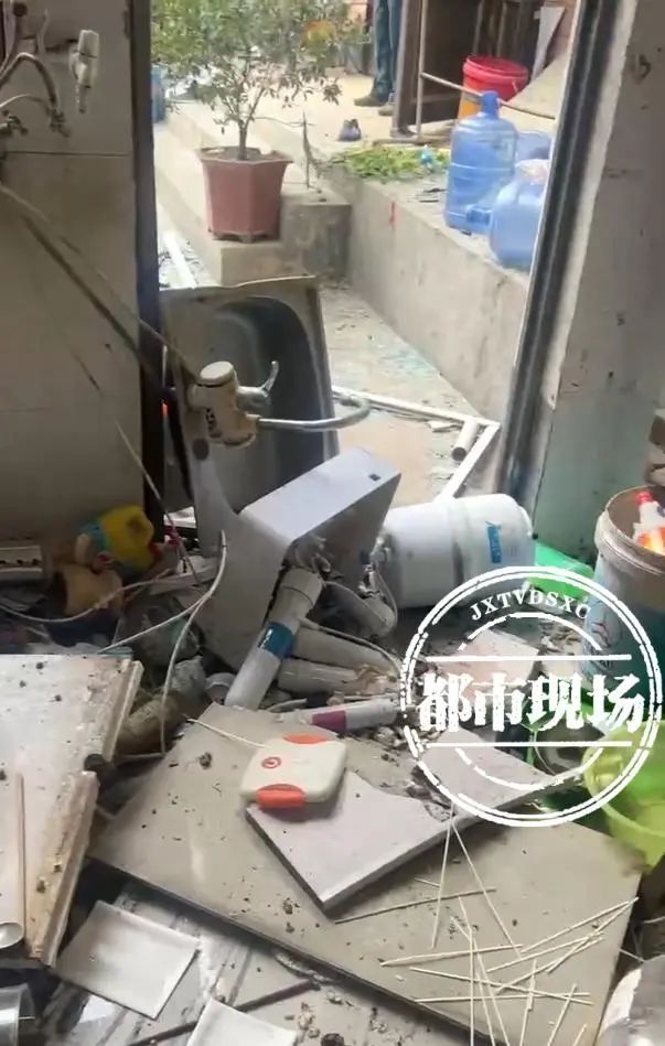 连续点火19次!煤气罐爆炸瞬间崩飞门窗 连续点火19次!煤气罐爆炸瞬间崩飞门窗