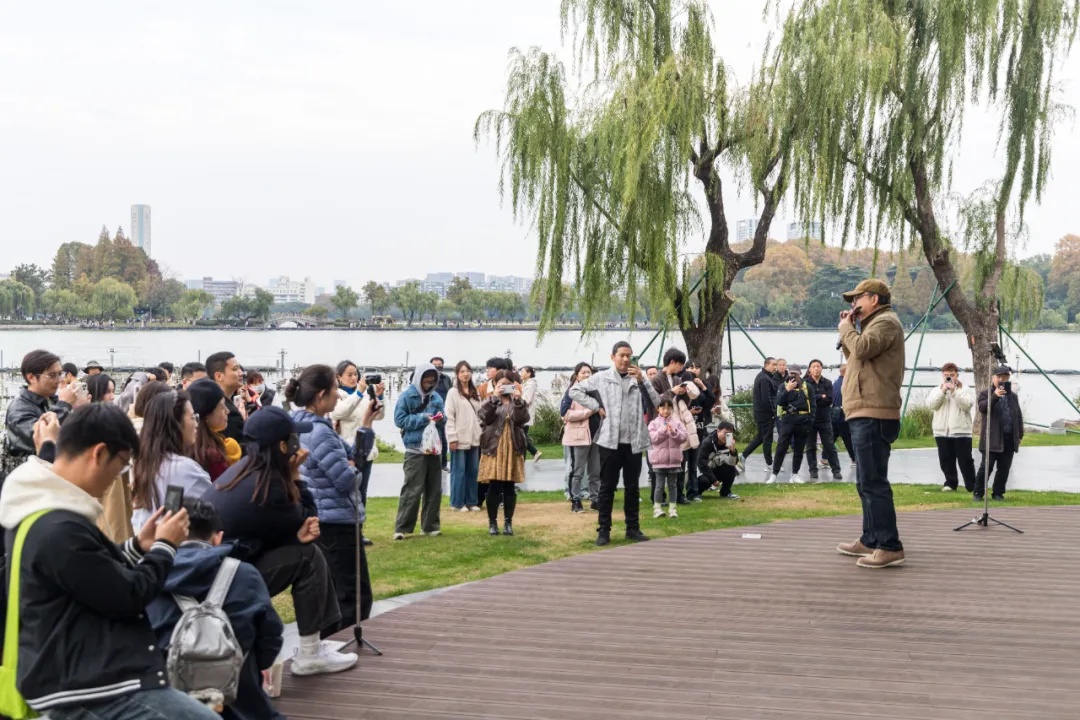 火遍全网的南京玄武湖“口琴大叔”，意外有了一份新工作