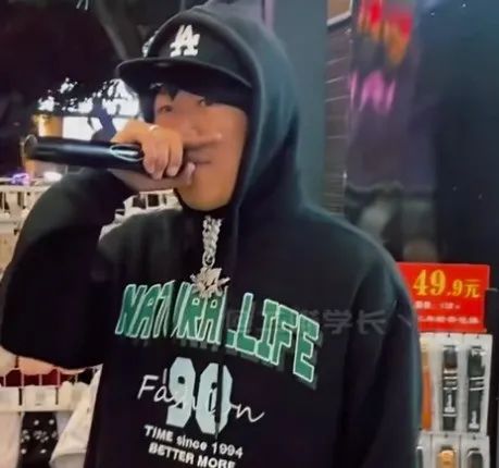 从工地到唱上央视舞台，他只用了一年？