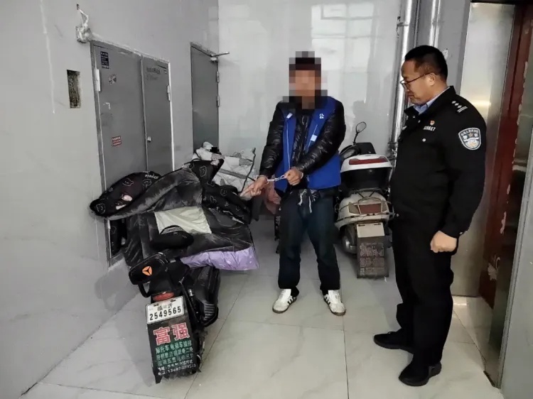 21岁小伙和66岁老汉经常同时出入小区……被抓了！