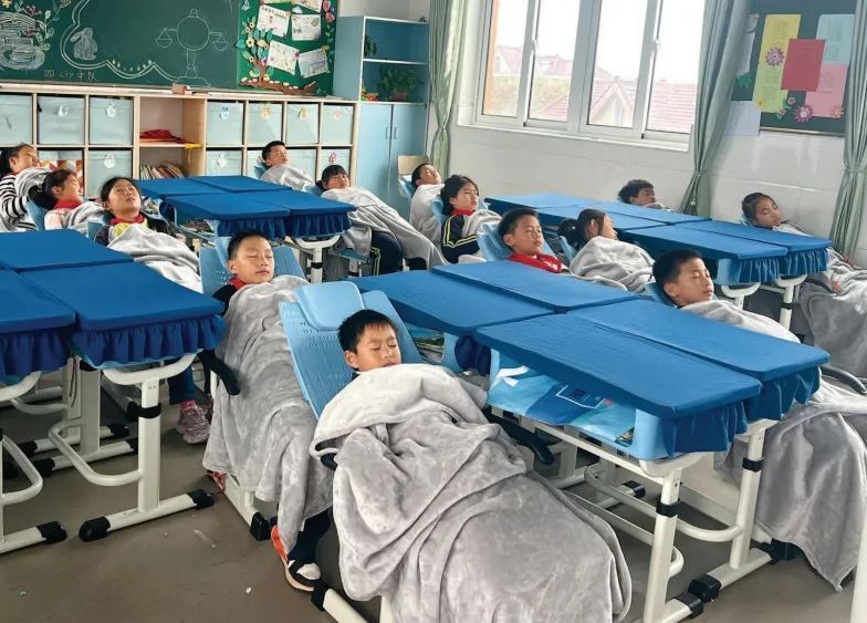 “可躺式”座椅供学生小憩，引发热议！谁“抹去”了孩子们的午休时光