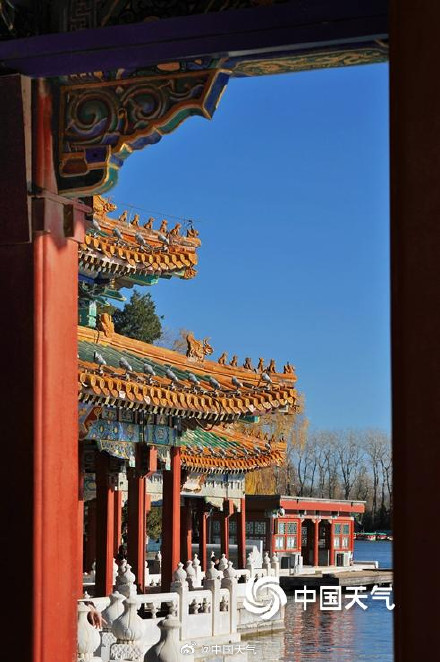 北京大风吹来宝石蓝天空