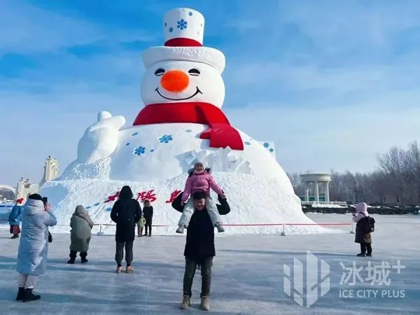 大雪人“开工”！超萌迎客大使“雪人先生”开始堆砌