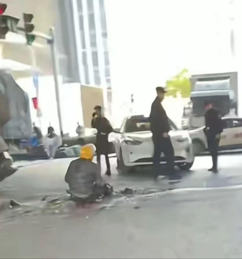 安徽合肥一水泥罐车侧翻压扁黑色小车，交警：暂未有人员死亡