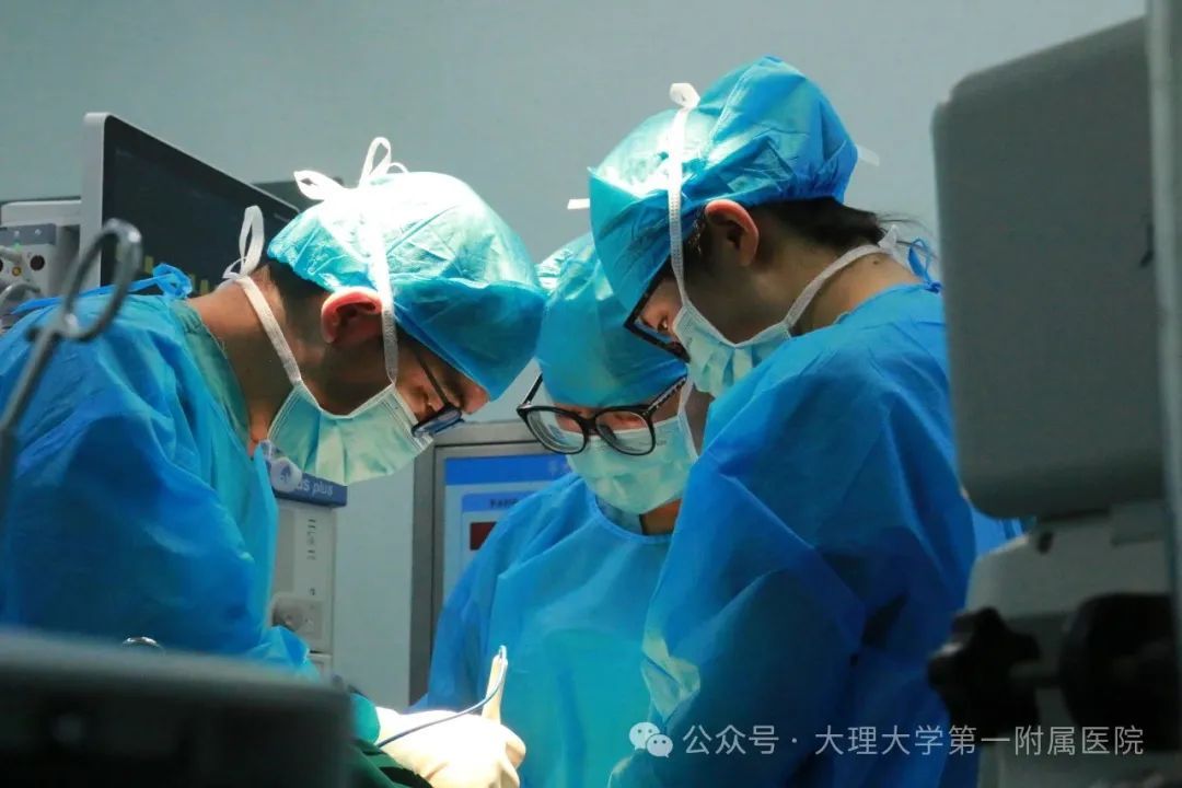 惊险！2岁孩子好奇咬电池，发生爆炸