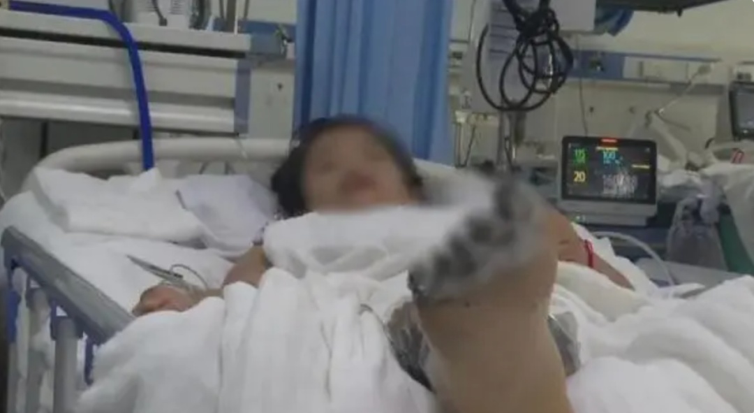 女孩充电玩手机遭电击,面临截肢!这些错误动作你可能也在做—— 女孩充电玩手机遭电击,面临截肢!这些错误动作你可能也在做——