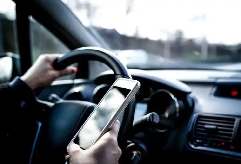 警示!开车一心二用,交通事故就这样发生! 警示!开车一心二用,交通事故就这样发生!