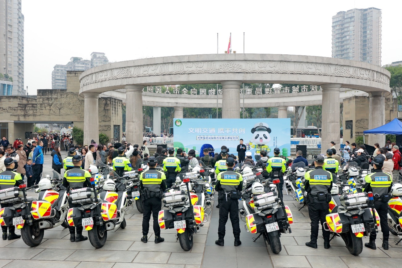 大熊猫“莽灿灿”上任重庆交通安全宣传大使 大熊猫“莽灿灿”上任重庆交通安全宣传大使