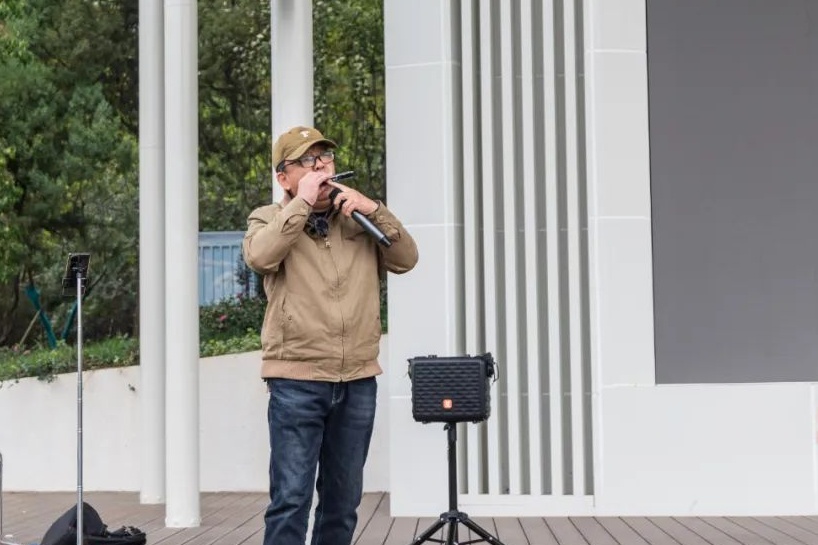 火遍全网的南京玄武湖“口琴大叔”，意外有了一份新工作