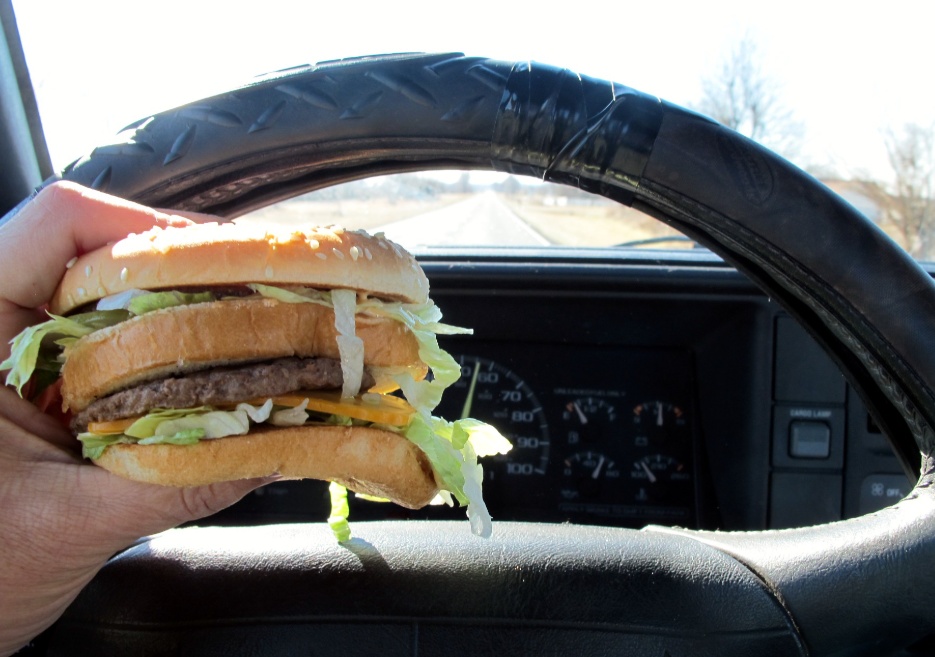 警示!开车一心二用,交通事故就这样发生! 警示!开车一心二用,交通事故就这样发生!