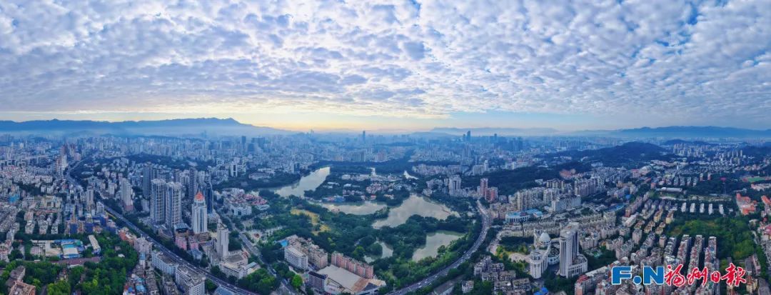 抬头看天！刚刚福州上空“半云半天”！