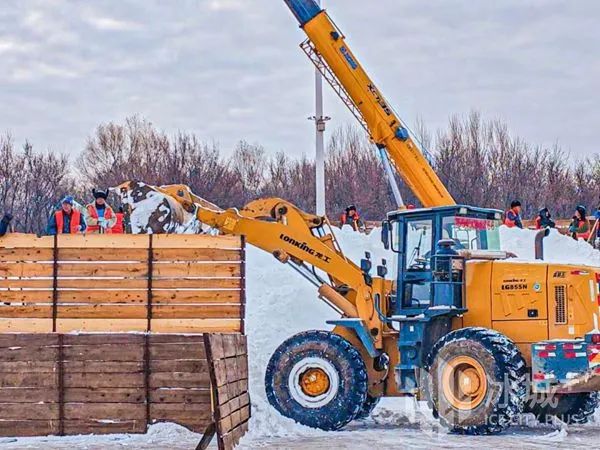 大雪人“开工”！超萌迎客大使“雪人先生”开始堆砌