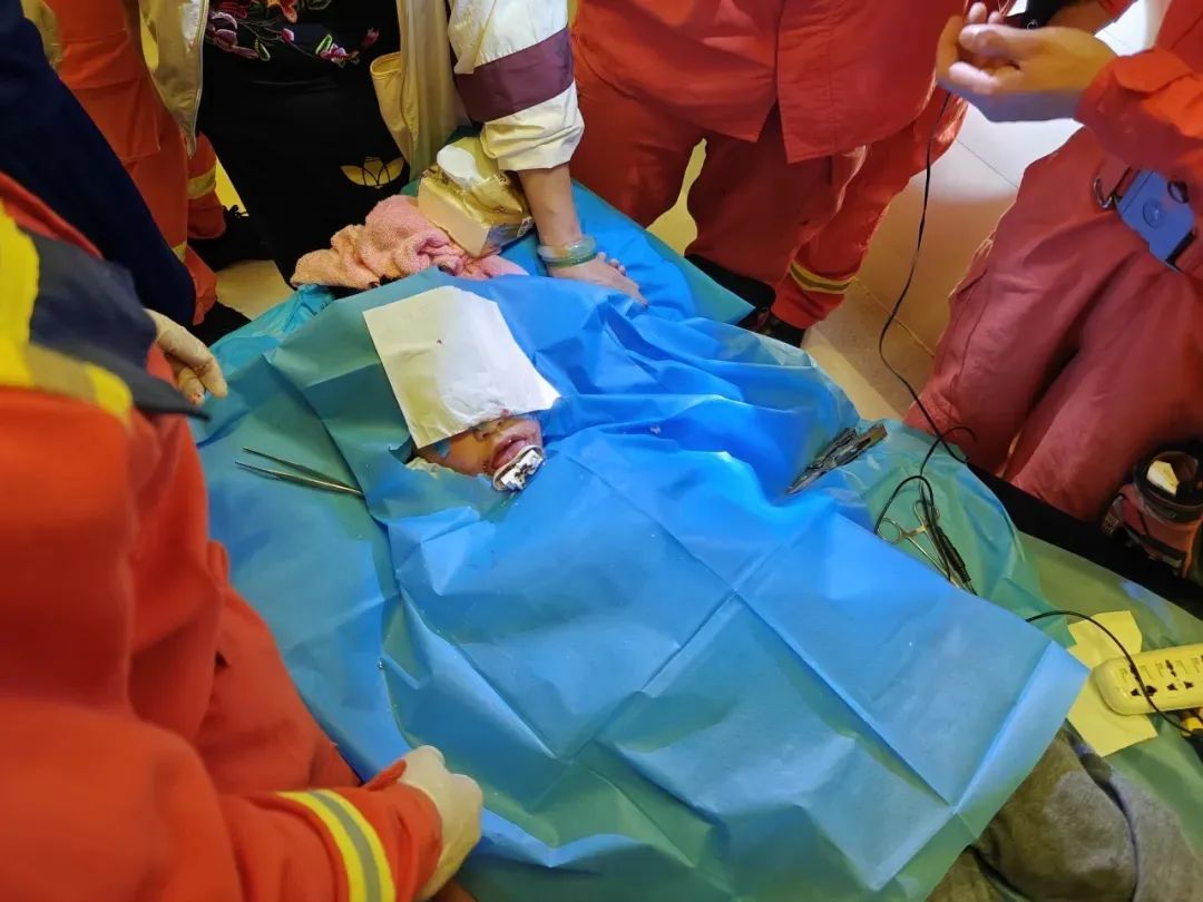 心疼!男孩手指卡一星期,发现时已深嵌肉里…… 心疼!男孩手指卡一星期,发现时已深嵌肉里……