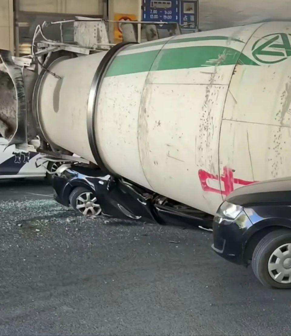 安徽合肥一水泥罐车侧翻压扁黑色小车，交警：暂未有人员死亡