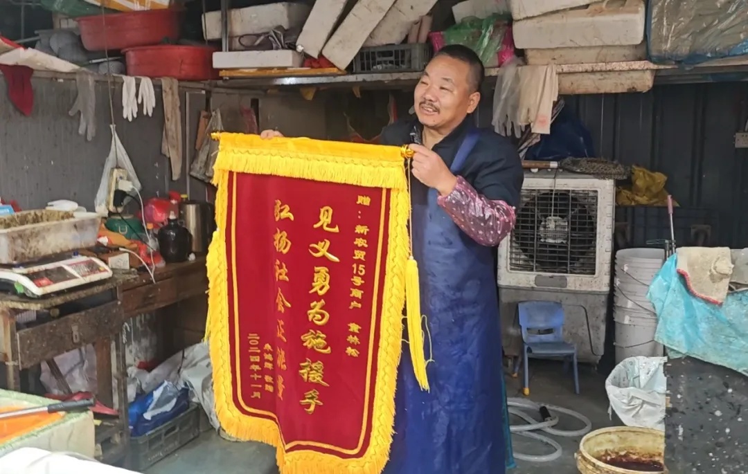 卖鱼大哥舍弃200多斤鱼虾，救了一场火！