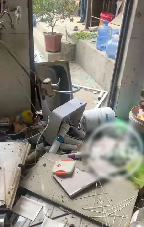 炸了！连续点火19次，明火瞬间喷出崩飞门窗