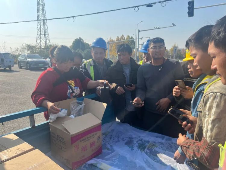 流量过后的合肥“盒饭姐”：意外摔伤歇摊半年，“我想这辈子都不涨价”