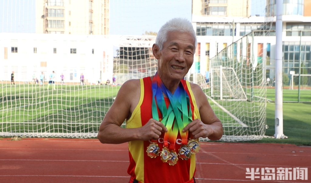 百米跑出13秒97!71岁“硬核”大爷火了 百米跑出13秒97!71岁“硬核”大爷火了