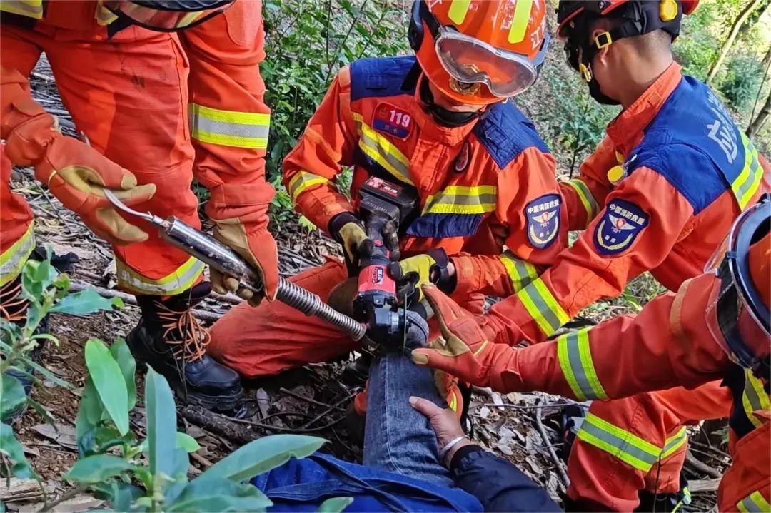 又是TA“埋伏”山中！2人惨被“击中”……