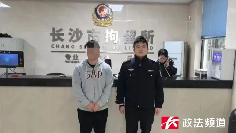 两名男子为暴富偷刮刮乐，结果喜提“银手环”