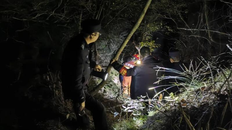 男子独自走野路登山被困悬崖之下 2小时紧急救援 男子独自走野路登山被困悬崖之下 2小时紧急救援
