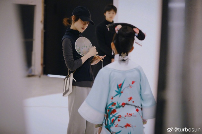 “那年我28岁”孙俪晒女儿甄嬛照感慨时光飞逝，网友：太像了！