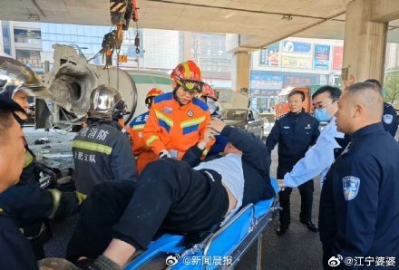 搅拌车压扁小轿车驾驶员仅轻微伤 搅拌车压扁小轿车驾驶员仅轻微伤