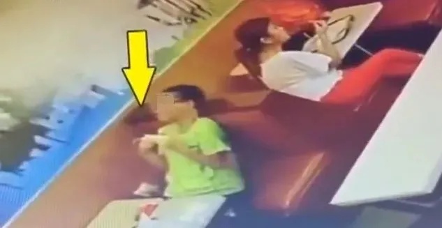 女孩突然倒下抽搐,痛苦大叫!这个习惯很多人都有 女孩突然倒下抽搐,痛苦大叫!这个习惯很多人都有