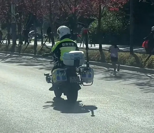 热搜第一！父亲弃赛，6岁女儿跑完42公里全马？官方发声→
