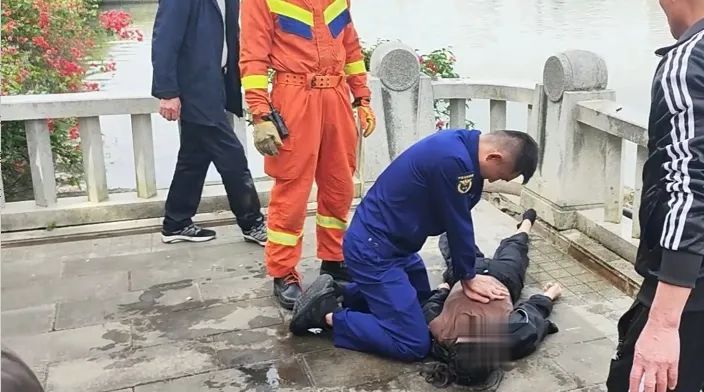 争分夺秒！女子不慎落水昏迷，消防员“抢”回一命！