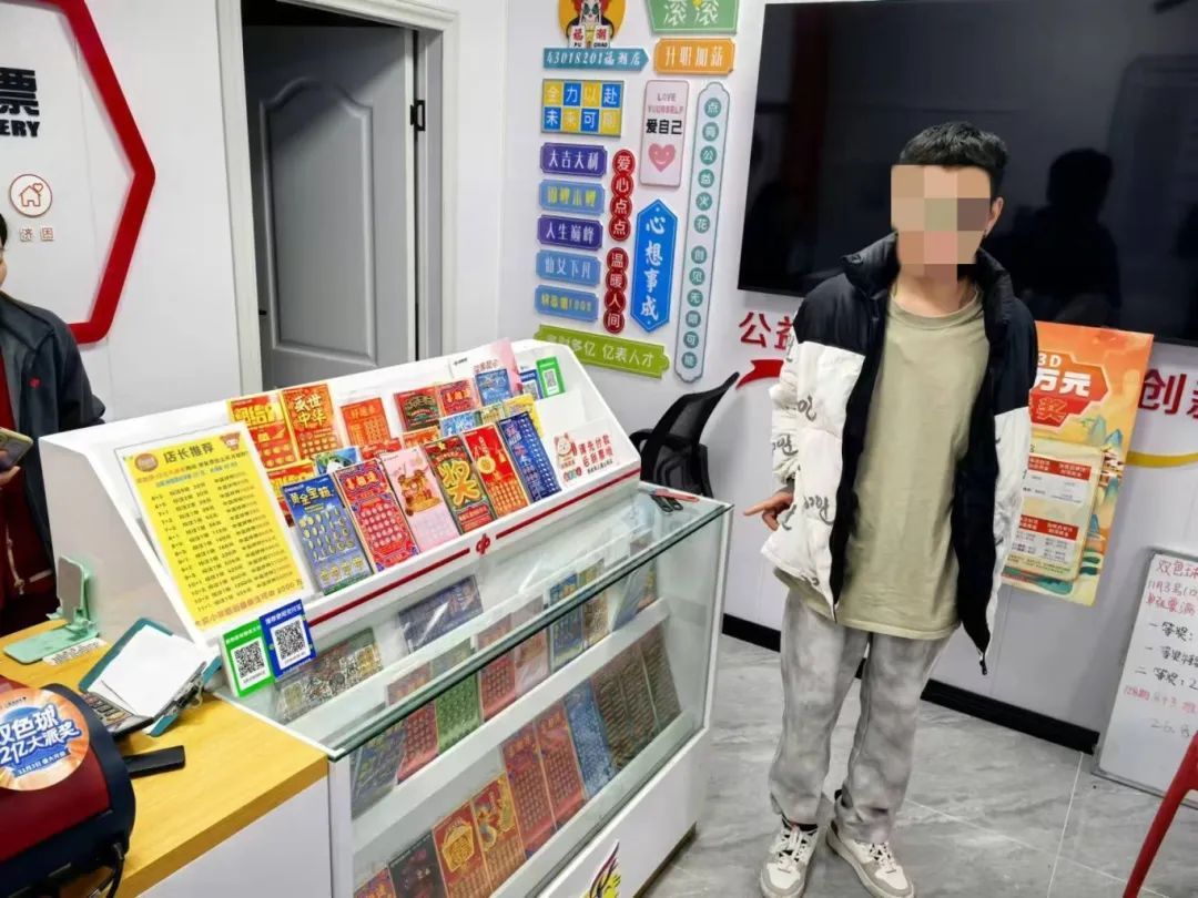 两名男子为暴富偷刮刮乐，结果喜提“银手环”