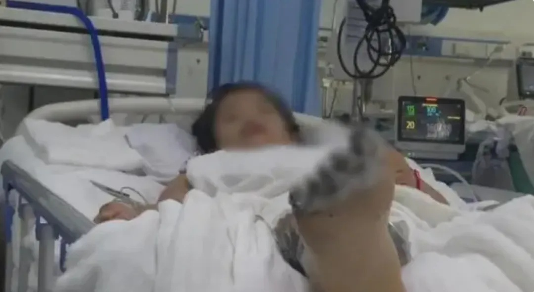 女孩突然倒下抽搐,痛苦大叫!这个习惯很多人都有 女孩突然倒下抽搐,痛苦大叫!这个习惯很多人都有