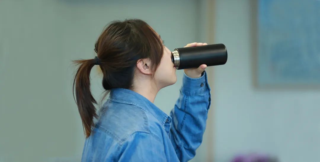 为什么医生总让多喝水？能改善多种健康问题，好处远超预期