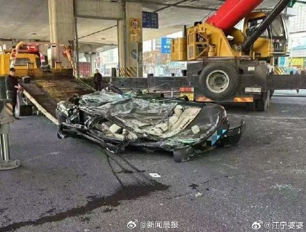 搅拌车压扁小轿车驾驶员仅轻微伤 搅拌车压扁小轿车驾驶员仅轻微伤