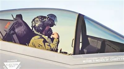 F-35战斗机的“天价头盔” F-35战斗机的“天价头盔”