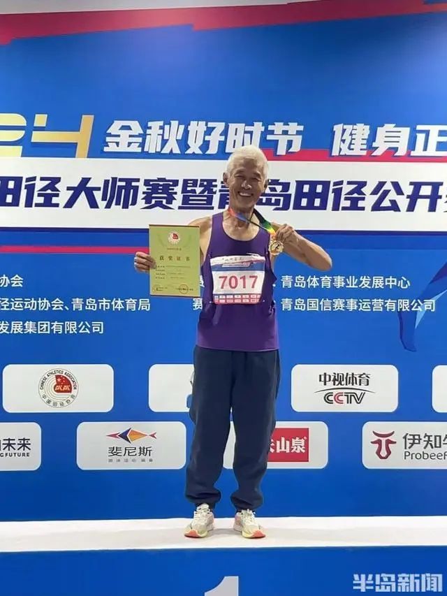 百米跑出13秒97!71岁“硬核”大爷火了 百米跑出13秒97!71岁“硬核”大爷火了