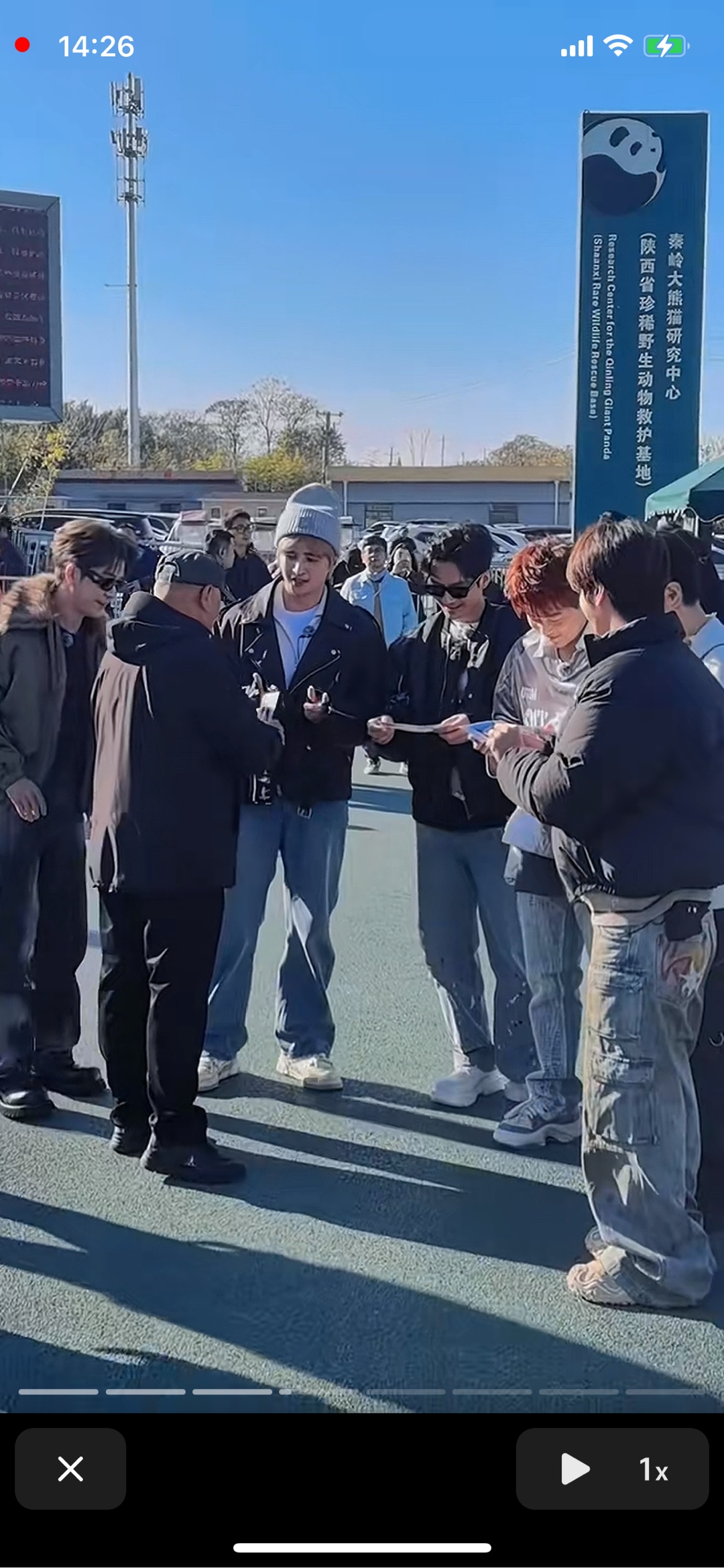 为配合录综艺,大熊猫“七仔”场地现刷油漆,还让游客让道?园方回应 为配合录综艺,大熊猫“七仔”场地现刷油漆,还让游客让道?园方回应