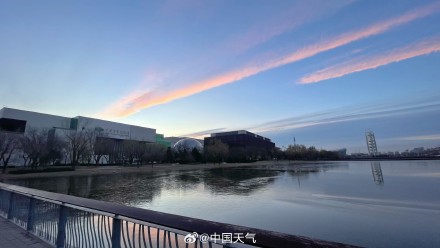 北京彩带状朝霞装扮天空