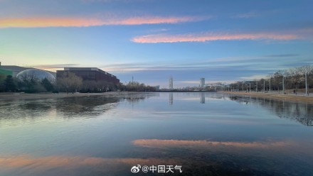 北京彩带状朝霞装扮天空