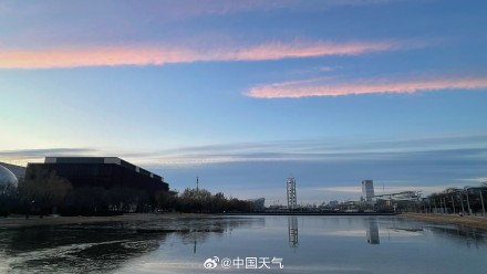 北京彩带状朝霞装扮天空